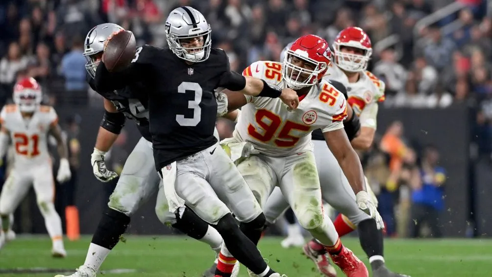 El QB de Raiders corrió por su vida todo el encuentro