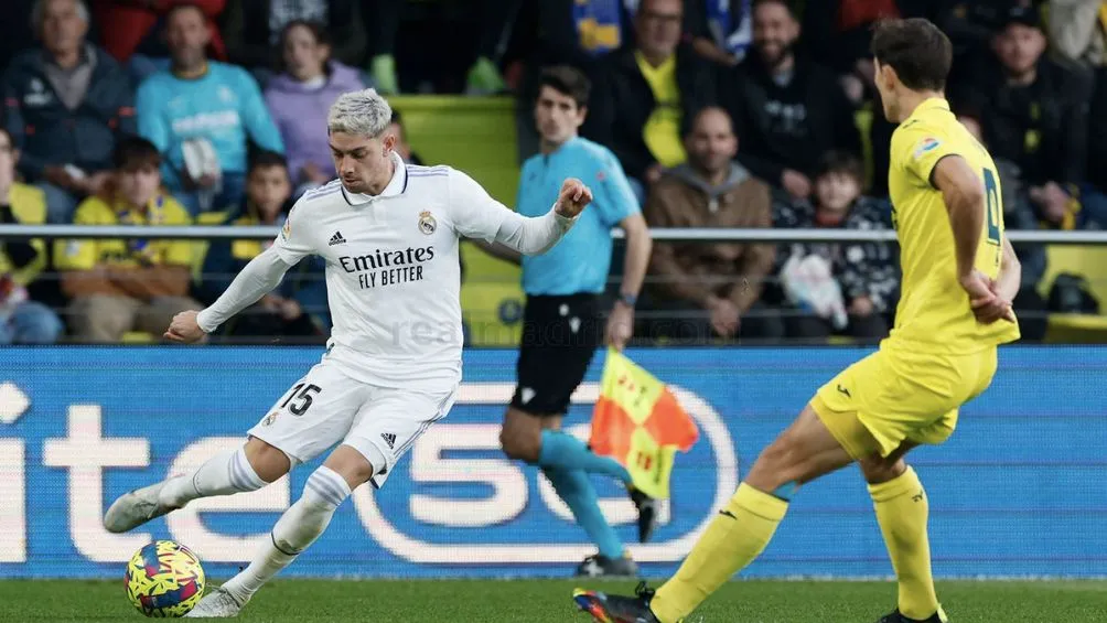Valverde en una disputa del balón ante al Submarino Amarillo