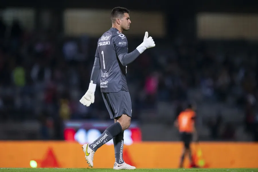 Julio González durante un partido con Pumas