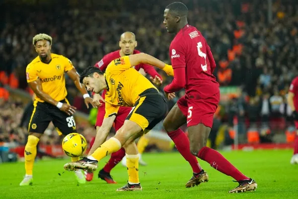 AP Jiménez protegiendo el balón