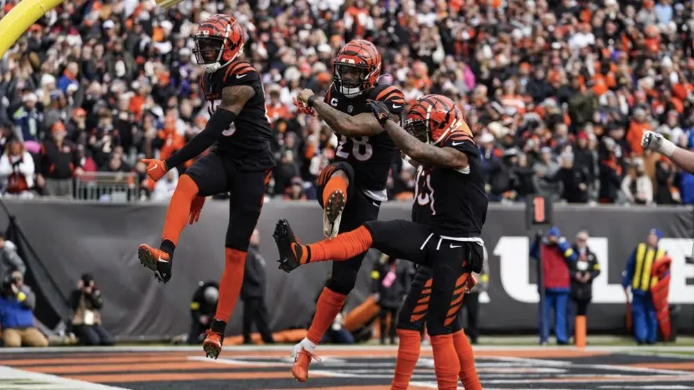 Joe Mixon celebra la primera anotación del encuentro