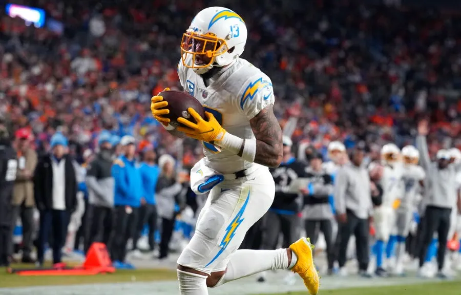 AP Keenan Allen lleva el balón a la zona de anotación