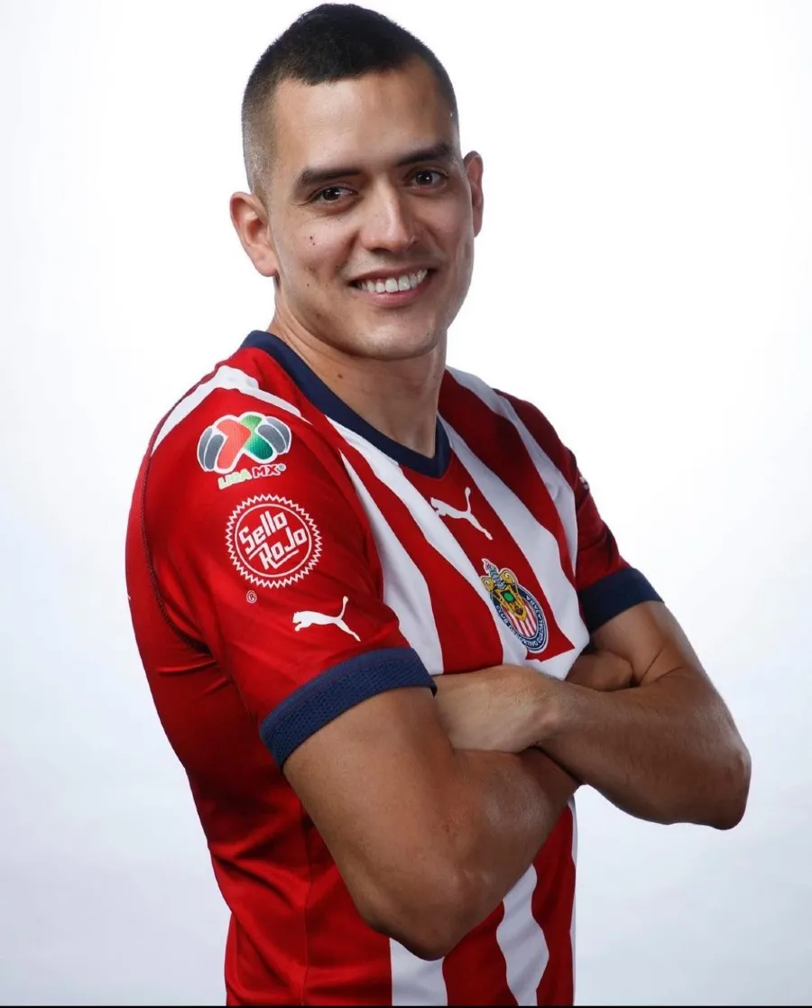Sergio Flores portando la camiseta de Chivas