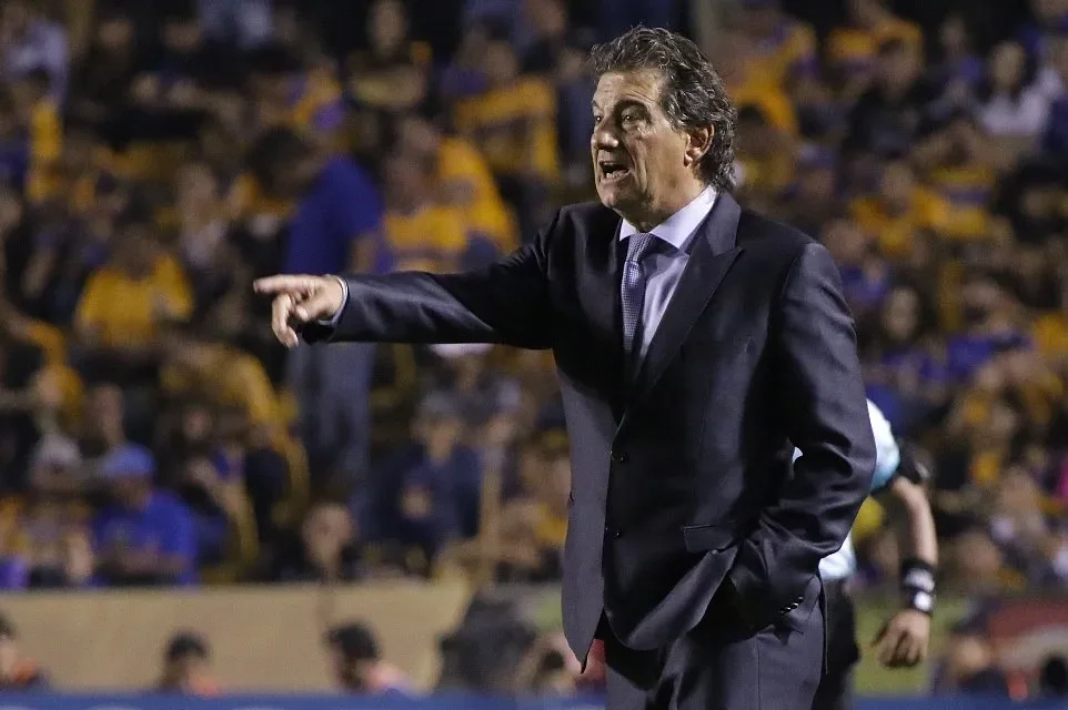 Rubén Omar Romano dirigiendo un partido