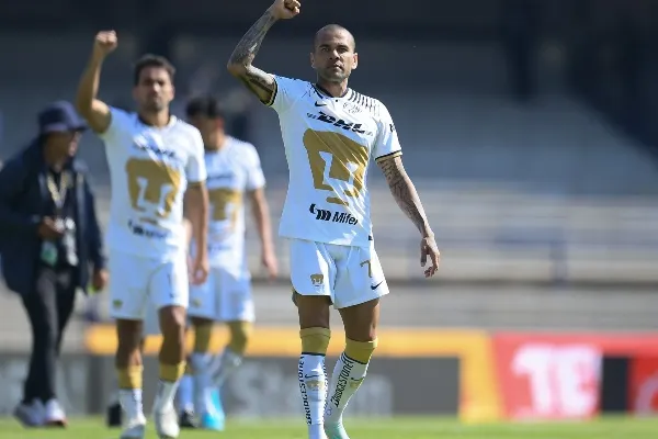 Dani Alves en el Olímpico Universitario