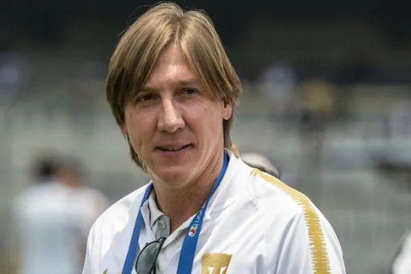 Augusto con los colores de Universidad