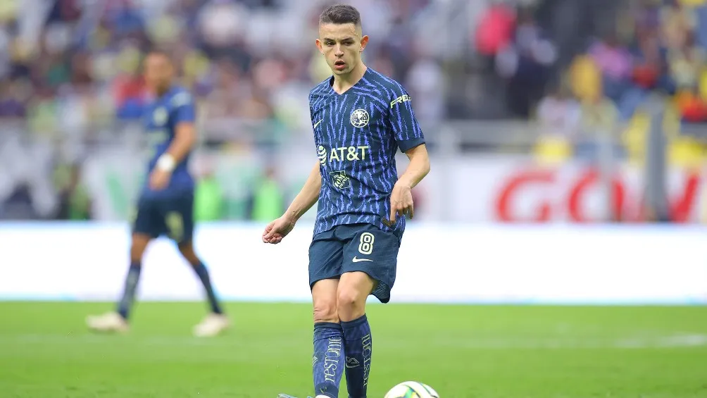 Álvaro Fidalgo controla el balón