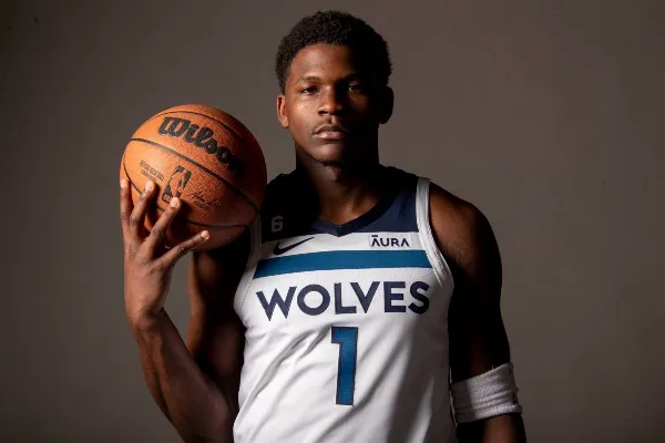 Edwards se expresó con lenguaje racista y homofóbico