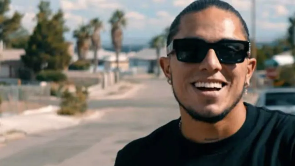 Carlos Salcedo en el video de &quot;TItán&quot;