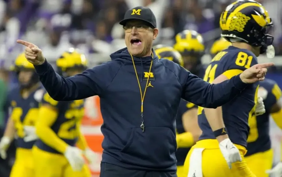 Harbaugh dirigiendo a Michigan