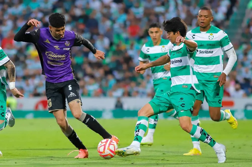 Carlos Vargas en partido con Mazatlán