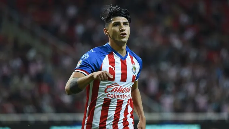IMAGO7 Alan Pulido en un partido con Chivas