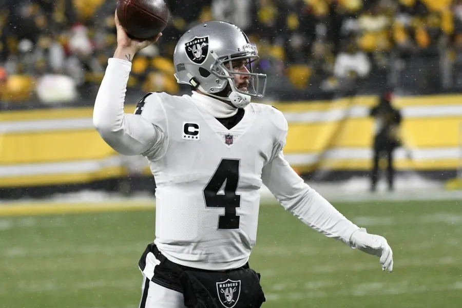 Derek Carr en partido con Raiders