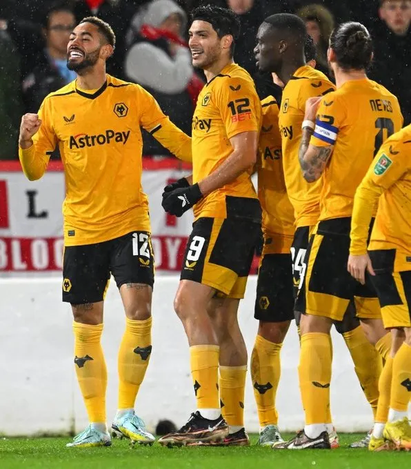 Raúl Jimenez con los Wolves