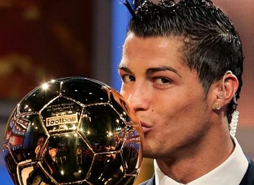 Cristiano Ronaldo con el Balón de Oro 2013