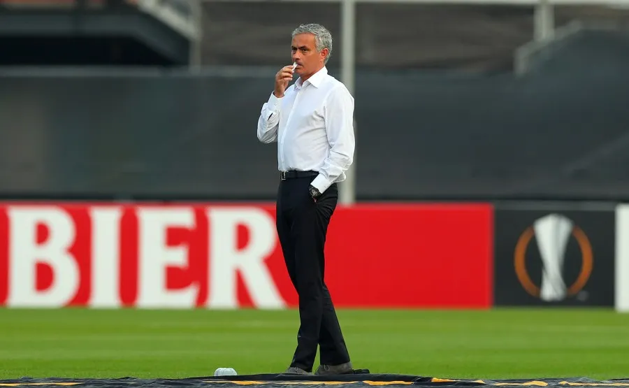 José Mourinho dirigiendo en la Europa League