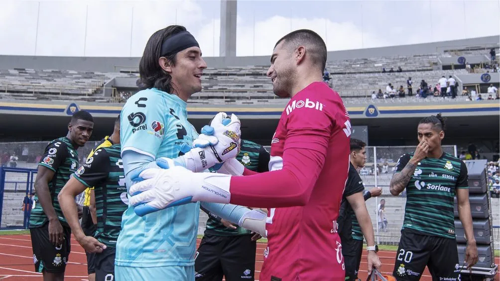 González y Acevedo se saludan en el Olímpico Universitario