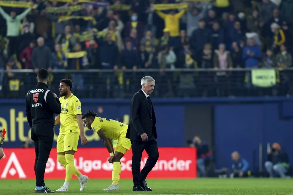 Carlo Ancelotti dirigiendo ante el Villarreal