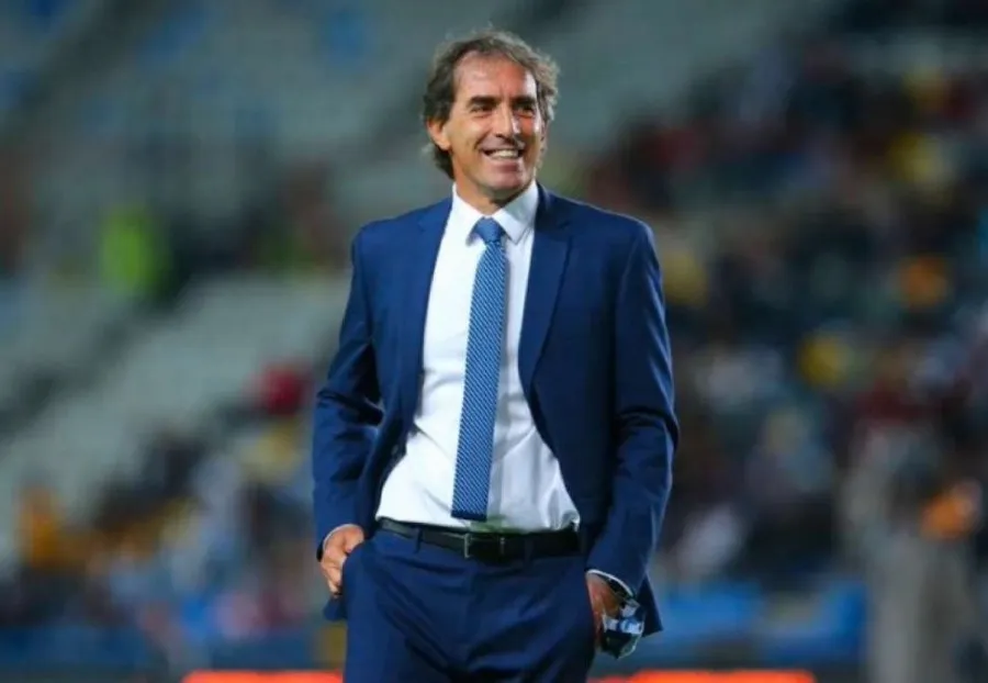 Guillermo Almada dirigiendo en la Liga MX