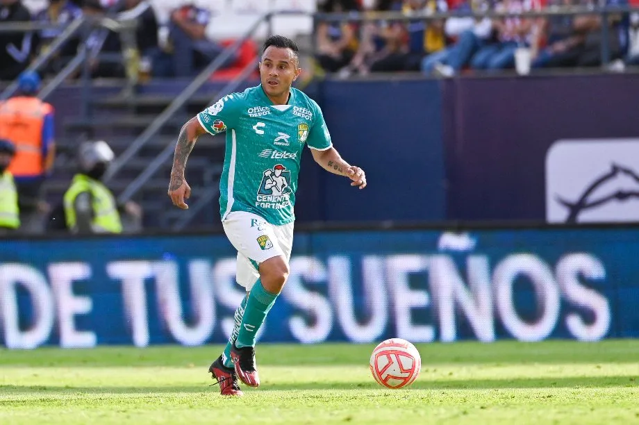 Luis Montes en partido con León