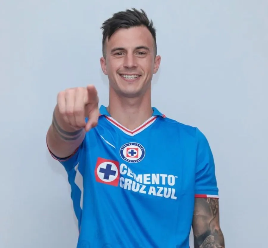 Augusto Lotti portando la camiseta de Cruz Azul