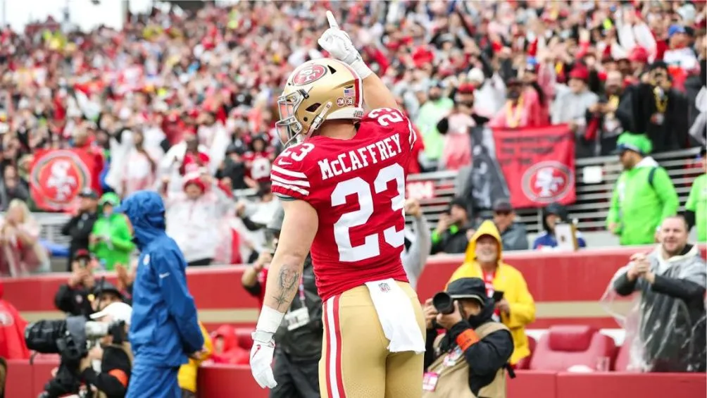 49ERS SAN FRANCISCO Christian McCaffrey dominó por tierra