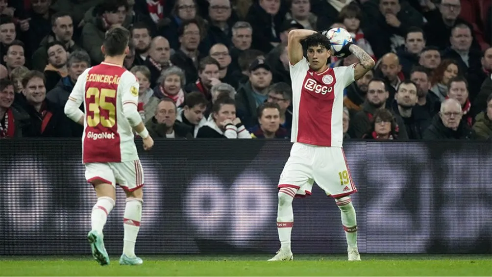 AJAX FC Jorge Sánchez cobrando un saque de banda