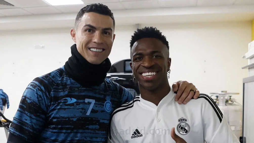 REAL MADRID Vinicius Jr. y Cristiano Ronaldo en el vestidor del Real Madrid en Arabia