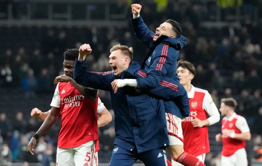 Gunners celebran triunfo ante Tottenham