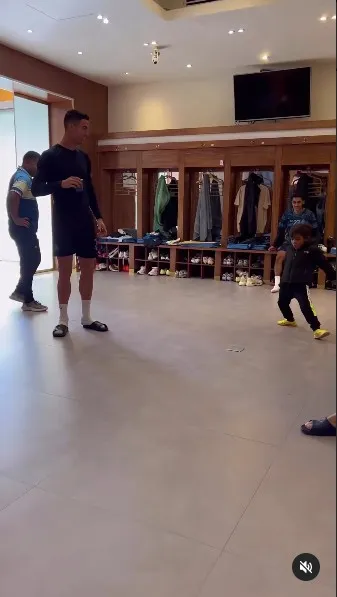 El portugués y el hijo de Talisca en el vestidor del Al-Nassr