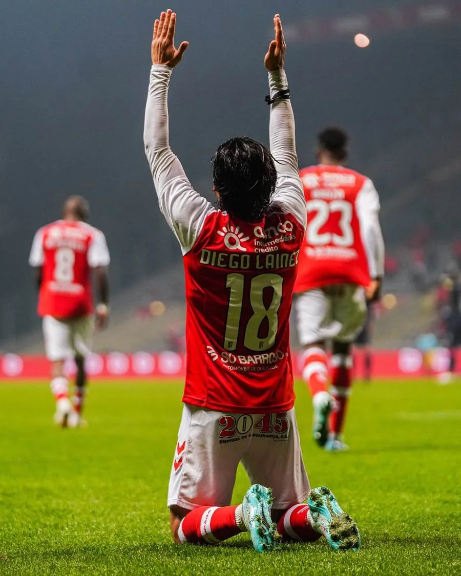 TWITTER @DiegoLainez10 Diego Lainez en partido con Braga