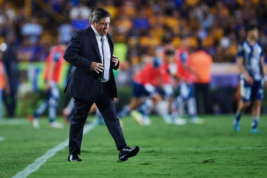 Piojo Herrera dirigiendo un partido