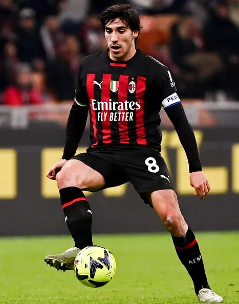 Tonalli controlando el balón