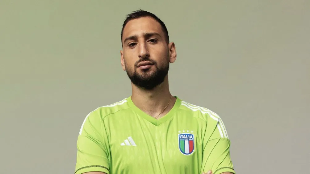 Donarumma posa con el nuevo uniforme para Italia
