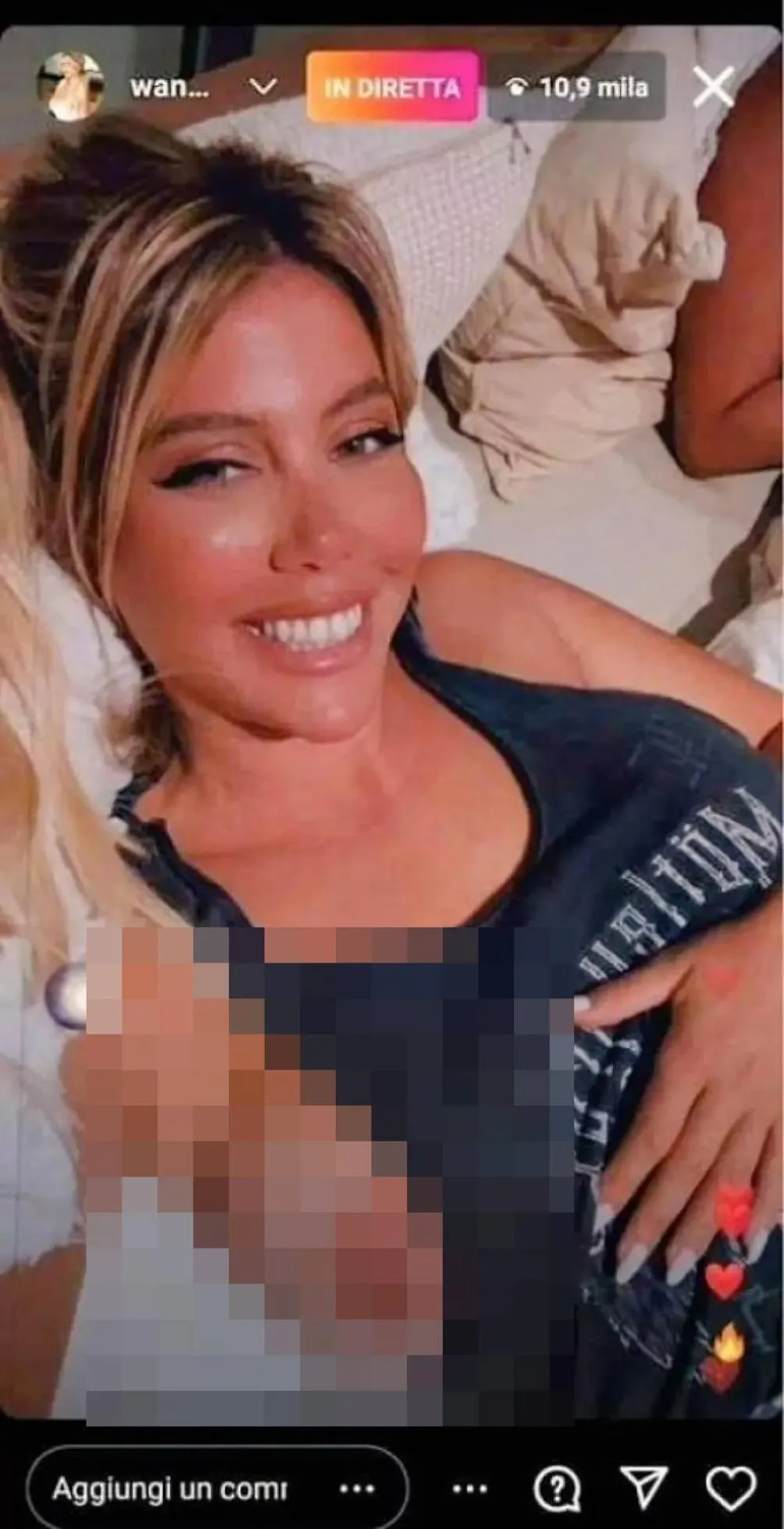 Wanda Nara dejó ver su pezón en el directo