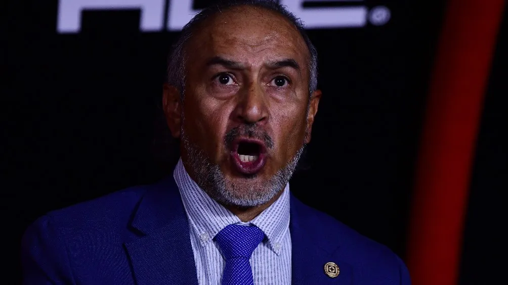 Potro Gutiérrez dirigiendo un partido