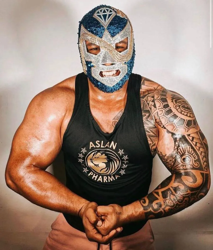 Diamante Azul posando para pagina de Instagram