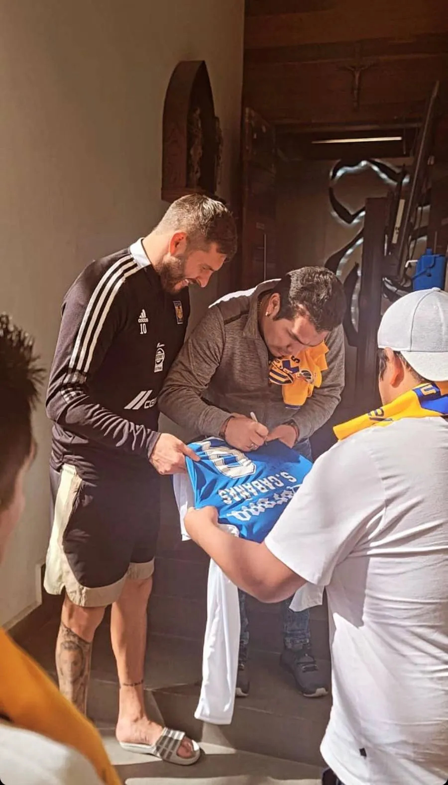 Cabañas firmando jersey