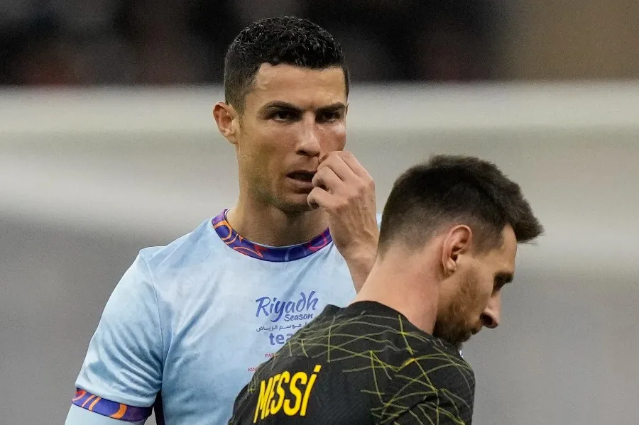 AP Messi y Ronaldo durante partido