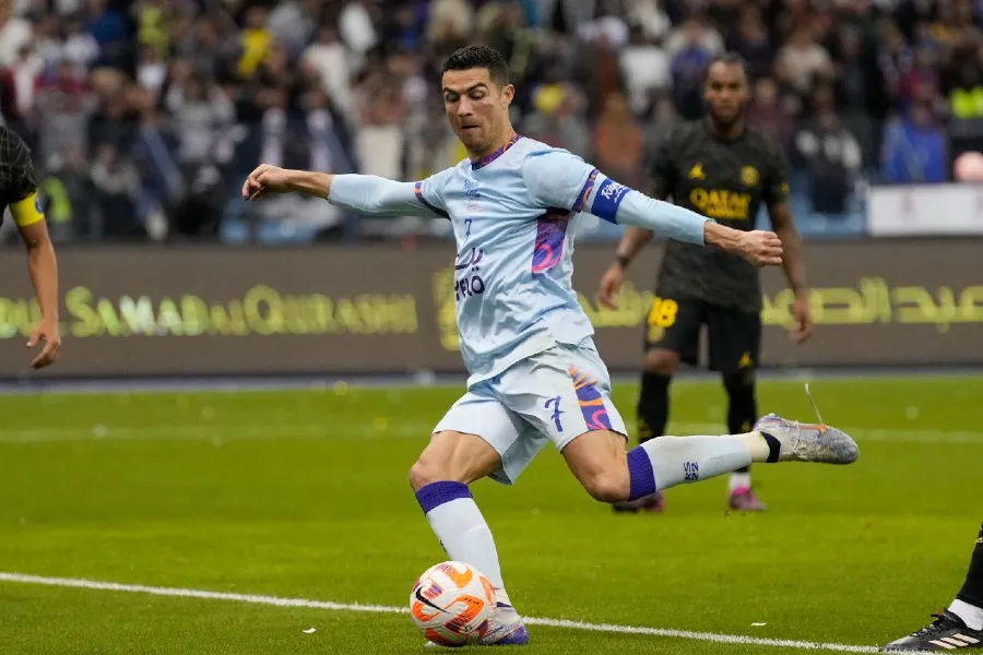 AP Ronaldo con el equipo de Riyahd