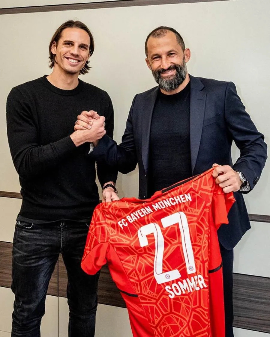 Yann Sommer junto a Hasan Salihamidžić, Director Deportivo del FC Bayern