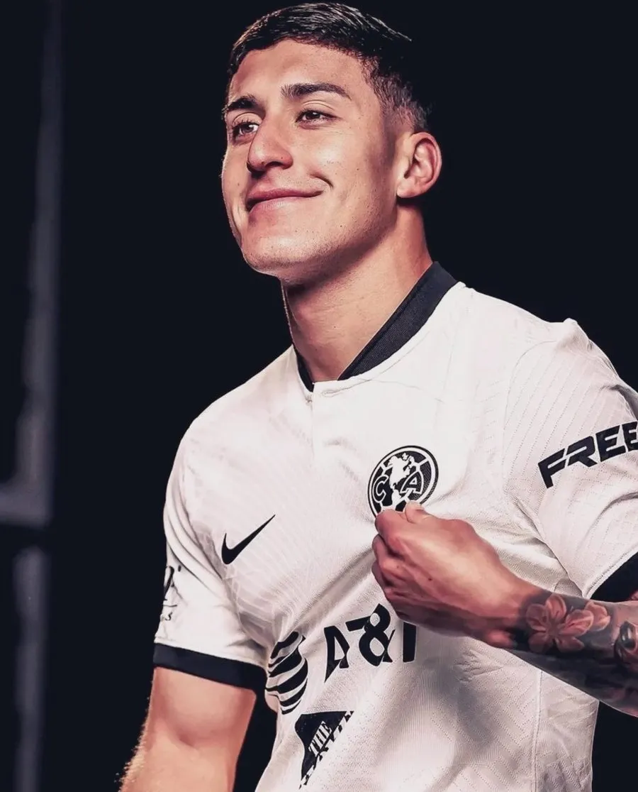 Alejandro Zendejas mostrando el nuevo uniforme americanista