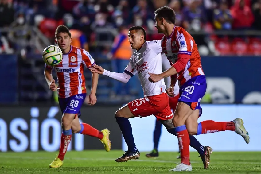 Alvarado en un partido de Chivas