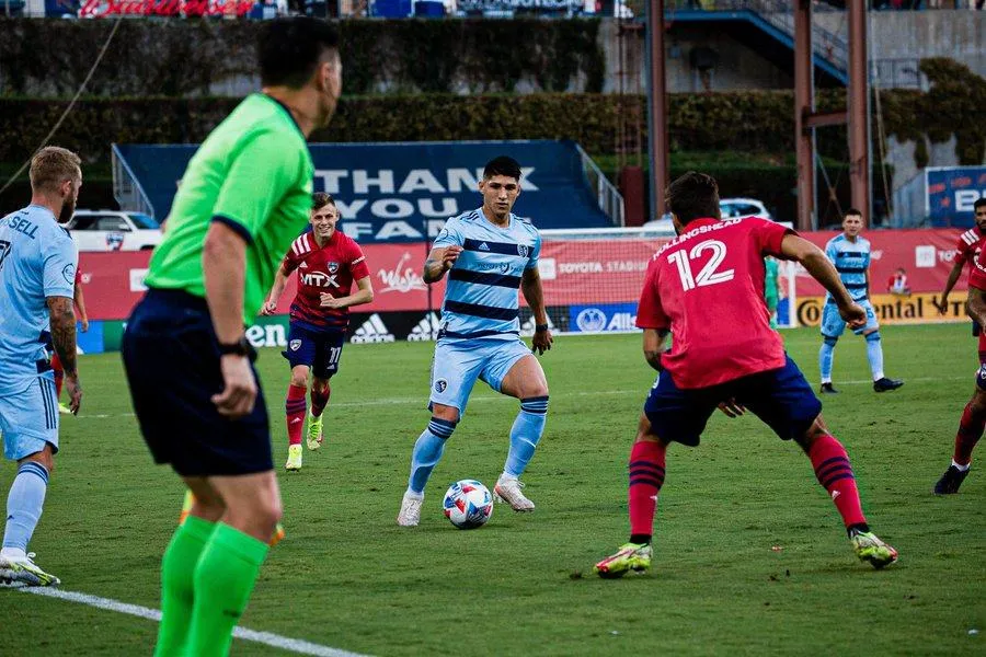 Alan Pulido en partido con Sporting Kansas City,