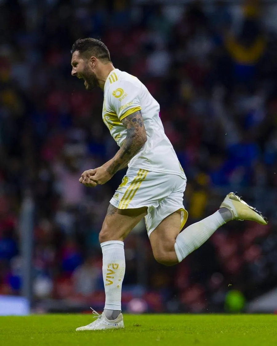 André Pierre Gignac celebrando su gol número 100 con Tigres