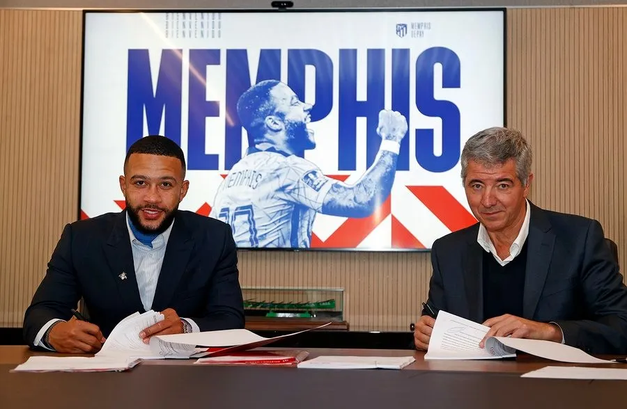 TWITTER @Atleti Depay firmando su contrato