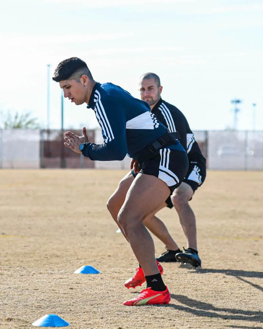 Alan Pulido en entrenamiento con Kansas City