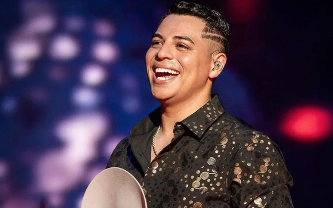 Eduin Caz en un concierto de Grupo Firme