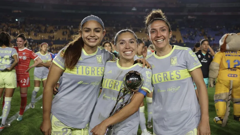 TWITTER: @TigresFemenil Las Amazonas celebran la victoria ante el Bayern Múnich femenil
