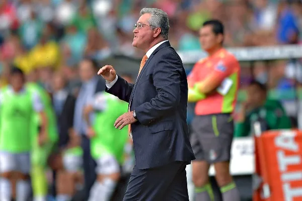 Inició su carrera en Segunda División